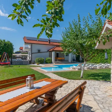 Jelavic - Makarska By Guide * Donji Vinjani