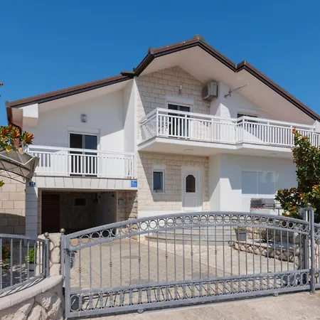 Jelavic - Makarska By Guide * Donji Vinjani